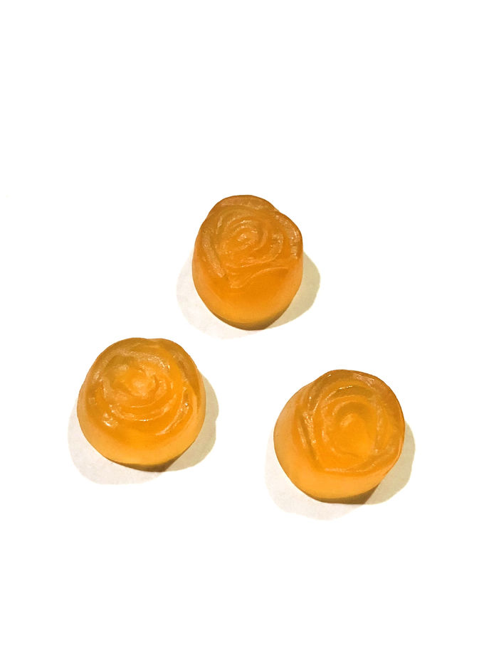 ローズのエキスが付いている柔らかいゼリー キャンデーを改良する花によって形づけられる大人の粘着性キャンデーの皮